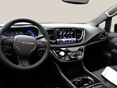 Used 2025 Chrysler Pacifica Limited FWD image 15
