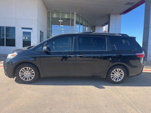 Used 2015 Toyota Sienna XLE image 3