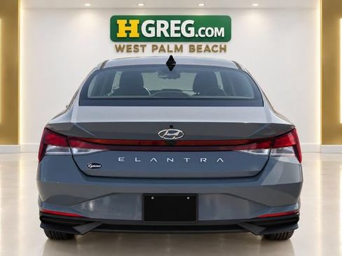 Used 2022 Hyundai Elantra SEL w/ Preferred Accessory Package FWD image 8