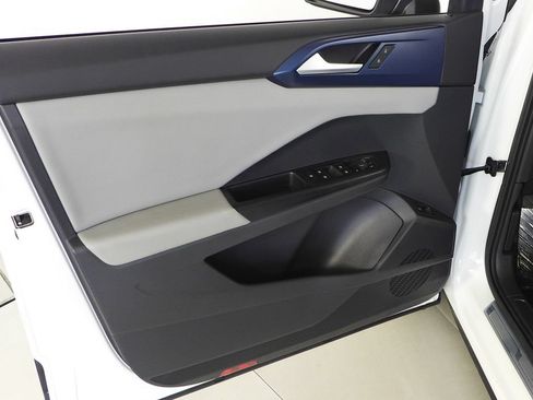 Used 2023 Volkswagen Taos SE w/ Panoramic Sunroof Package FWD image 11