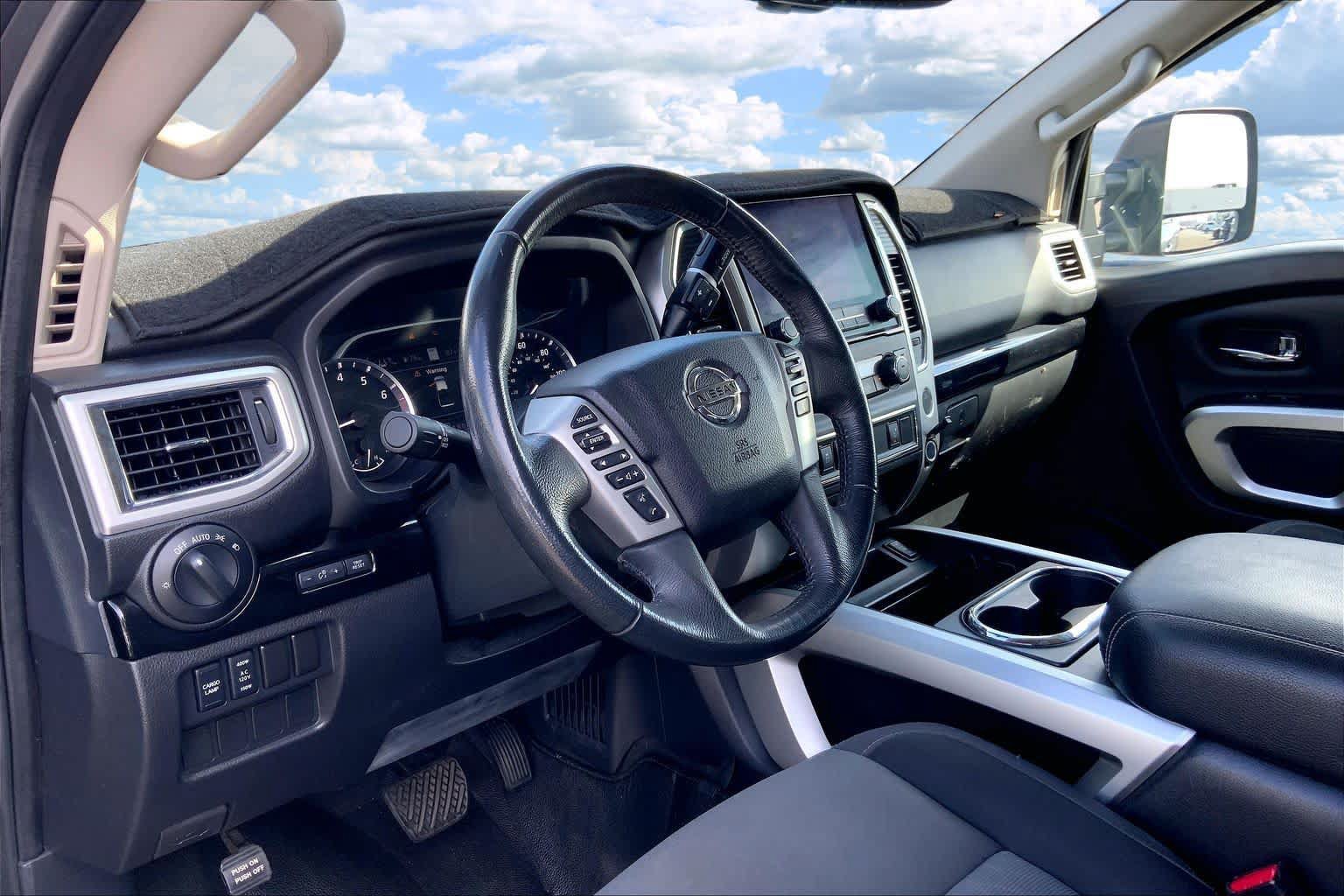 Used 2020 Nissan Titan SV w/ SV Convenience Package RWD image 2