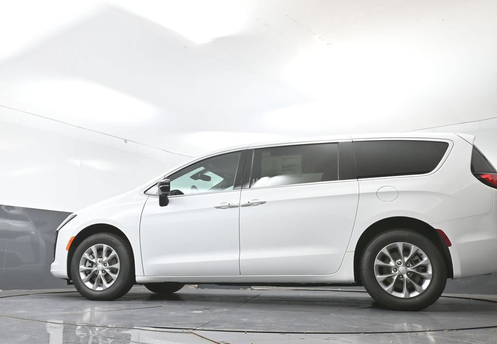 New 2027 Chrysler Pacifica Select w/ Family Tech Group AWD/4WD image 43