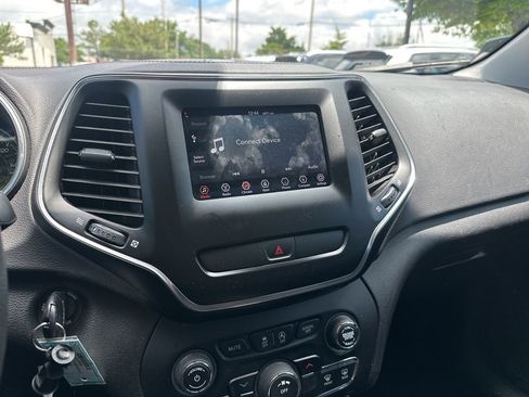 Used 2019 Jeep Cherokee Latitude w/ Popular Appearance Group FWD image 17