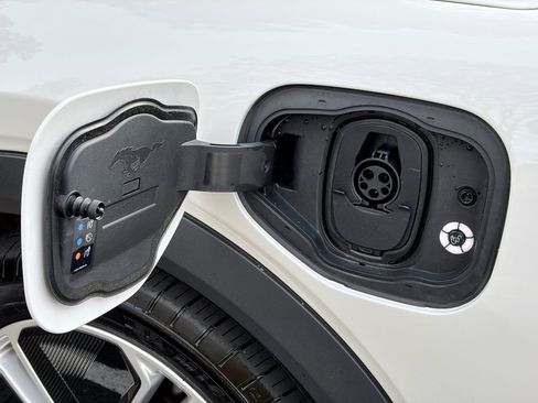 Used 2022 Ford Mustang Mach-E Select image 5