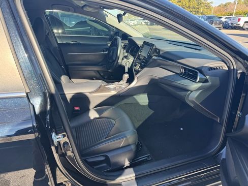 Used 2023 Toyota Camry SE image 3