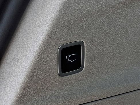 Used 2024 Chrysler Pacifica Touring-L image 29