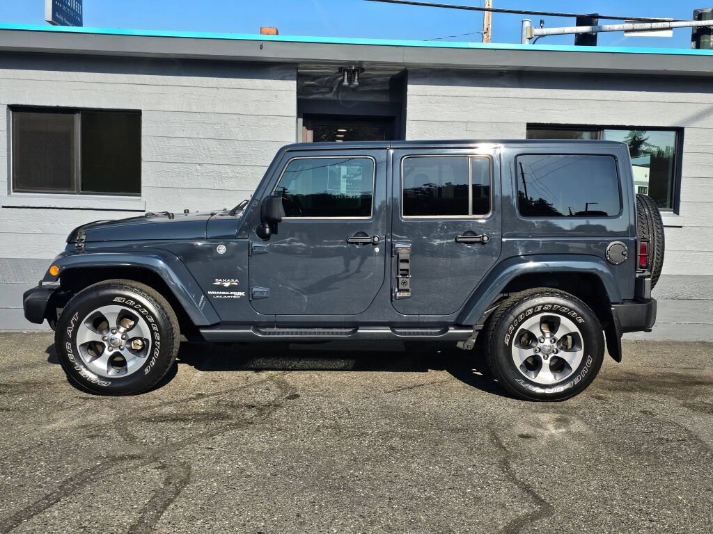 Used 2018 Jeep Wrangler Unlimited Sahara w/ Connectivity Group AWD/4WD image 3