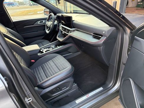 Used 2025 Ford Explorer ST-Line w/ ST-Line Street Pack image 29