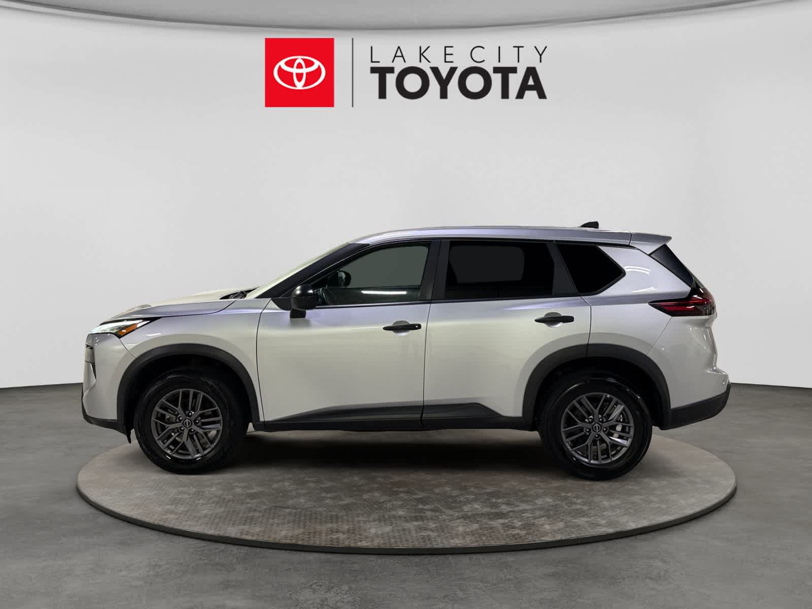 Used 2024 Nissan Rogue S AWD/4WD image 3