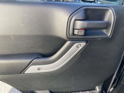 Used 2017 Jeep Wrangler Unlimited Rubicon w/ Connectivity Group AWD/4WD image 14