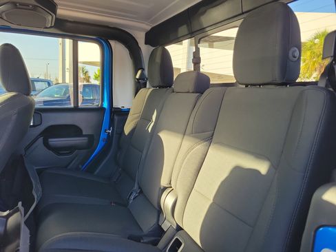 Used 2022 Jeep Gladiator Sport image 14