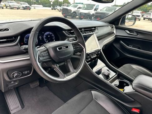 Used 2024 Jeep Grand Cherokee Altitude RWD image 12