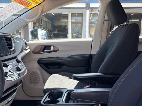 Used 2018 Chrysler Pacifica Touring Plus FWD image 9