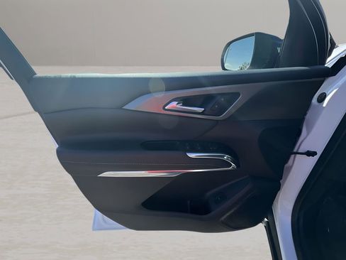 Used 2025 Chevrolet Traverse LT image 22