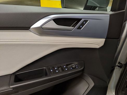 New 2026 Volkswagen Taos SE image 10