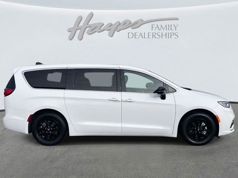 Used 2025 Chrysler Pacifica Select image 2