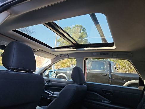 Used 2024 Nissan Pathfinder SV w/ SV Premium Package image 23