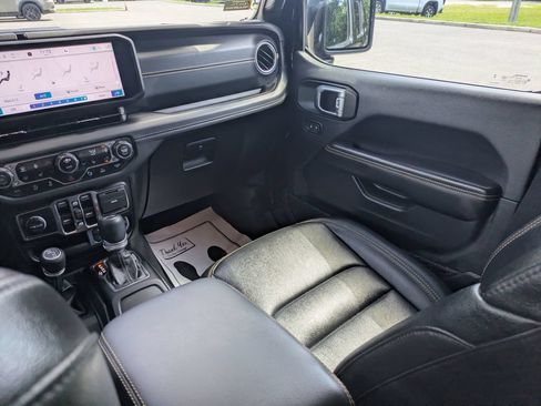 Used 2024 Jeep Wrangler Unlimited Sahara w/ Technology Group AWD/4WD image 15