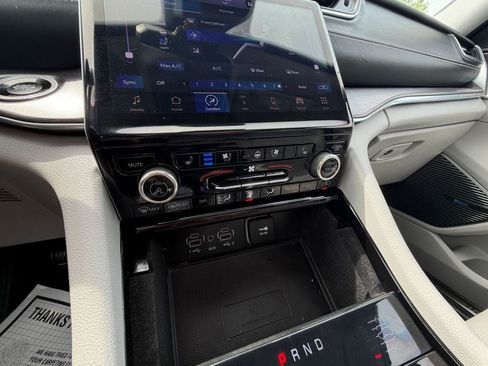 Used 2022 Jeep Grand Cherokee Overland w/ Luxury Tech Group IV AWD/4WD image 20