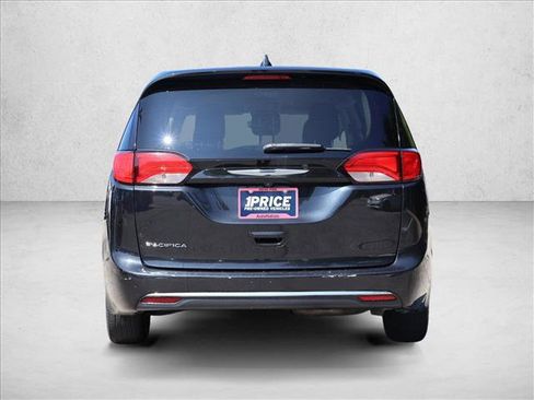 Used 2017 Chrysler Pacifica LX FWD image 6
