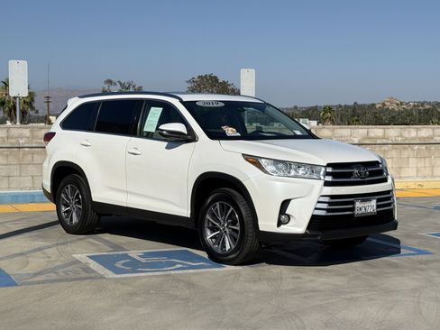 Used 2019 Toyota Highlander XLE w/ Carpet Mat Package (TMS) FWD image 2