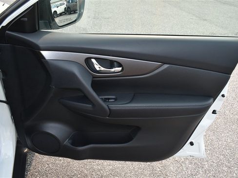 Used 2015 Nissan Rogue SV w/ SV Premium Package AWD/4WD image 29
