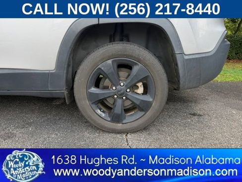 Used 2019 Jeep Cherokee Latitude Plus FWD image 6
