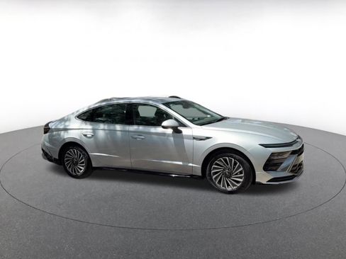 Used 2025 Hyundai Sonata SEL FWD image 2