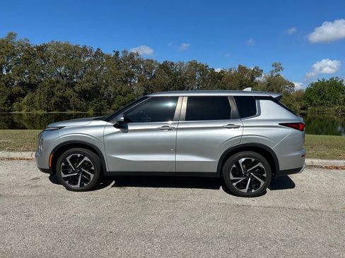 Used 2024 Mitsubishi Outlander SE Black Edition image 2