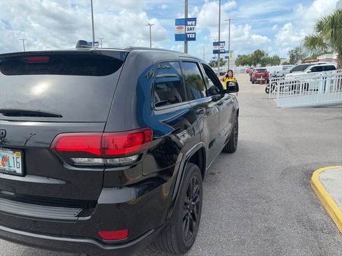 Used 2018 Jeep Grand Cherokee Altitude RWD image 5