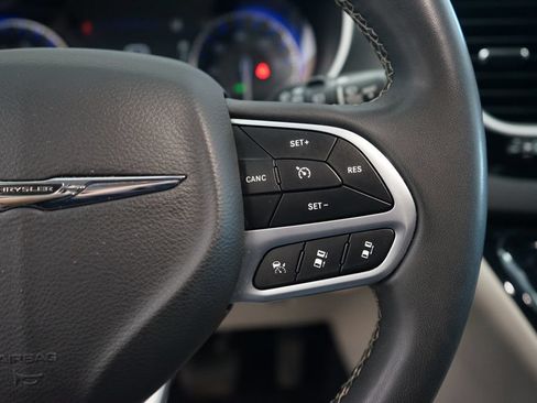 Used 2022 Chrysler Pacifica Touring-L FWD image 32