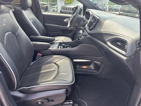 Used 2025 Chrysler Pacifica Limited FWD image 25