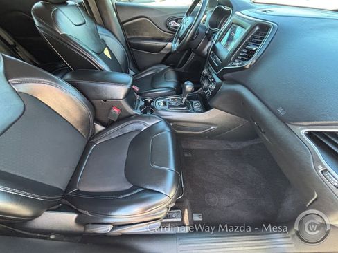 Used 2019 Jeep Cherokee Latitude Plus image 11