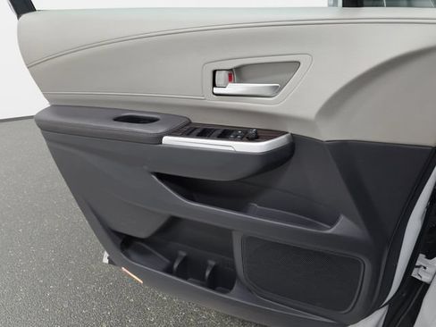 Used 2024 Toyota Sienna XLE FWD image 22