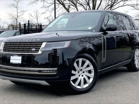Used 2025 Land Rover Range Rover SE image 1