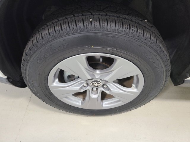 Certified 2022 Toyota RAV4 XLE w/ Carpet Mat Package (TMS) AWD/4WD image 37