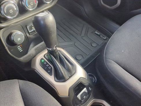 Used 2016 Jeep Renegade Latitude image 12