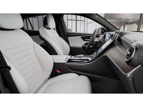 Used 2026 Mercedes-Benz GLC 300 4MATIC image 3