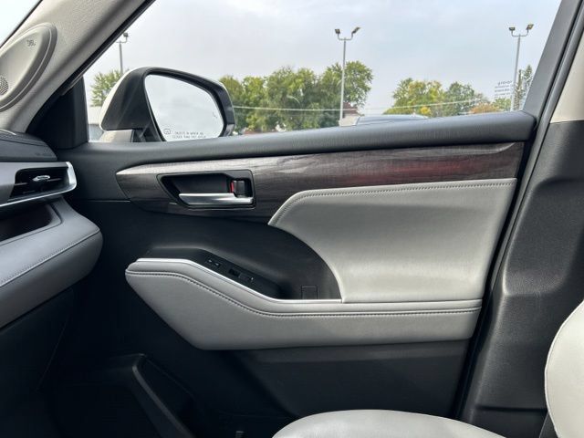 Used 2021 Toyota Highlander Limited AWD/4WD image 50