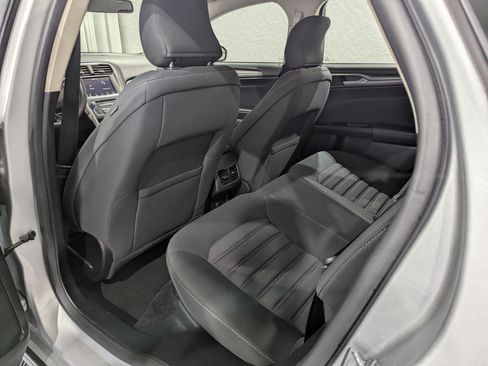 Used 2017 Ford Fusion SE w/ Fusion SE Technology Package FWD image 10