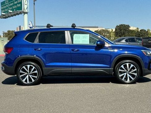 Certified 2022 Volkswagen Taos SE w/ Panoramic Sunroof Package image 3