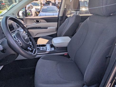 Used 2023 Kia Carnival LX FWD image 10