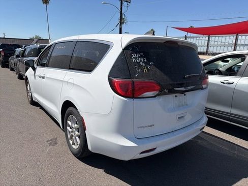 Used 2022 Chrysler Voyager LX image 4