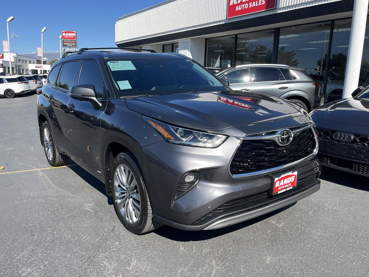 Used 2025 Toyota Highlander Platinum AWD/4WD image 2