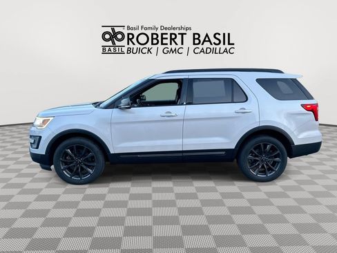 Used 2017 Ford Explorer XLT w/ Equipment Group 202A AWD/4WD image 5