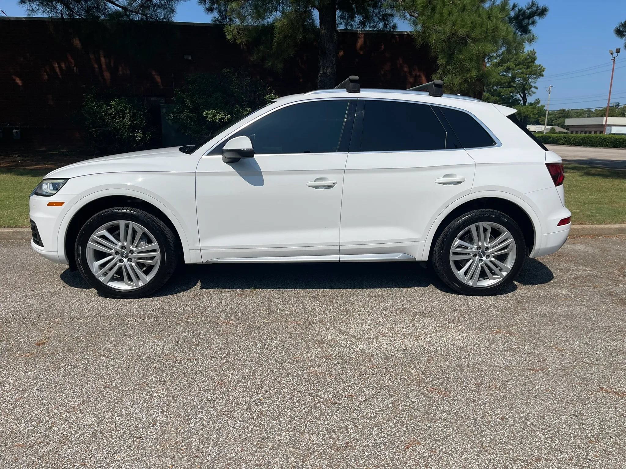 Used 2020 Audi Q5 2.0T Premium Plus w/ Premium Plus Package AWD/4WD image 2