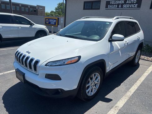 Used 2017 Jeep Cherokee Latitude w/ Cold Weather Group AWD/4WD image 7