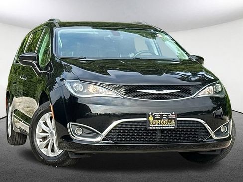 Used 2017 Chrysler Pacifica Touring-L FWD image 2
