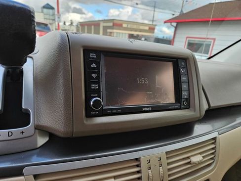 Used 2010 Volkswagen Routan SE image 18