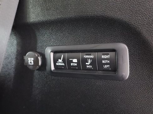 Used 2017 Chrysler Pacifica Limited FWD image 10
